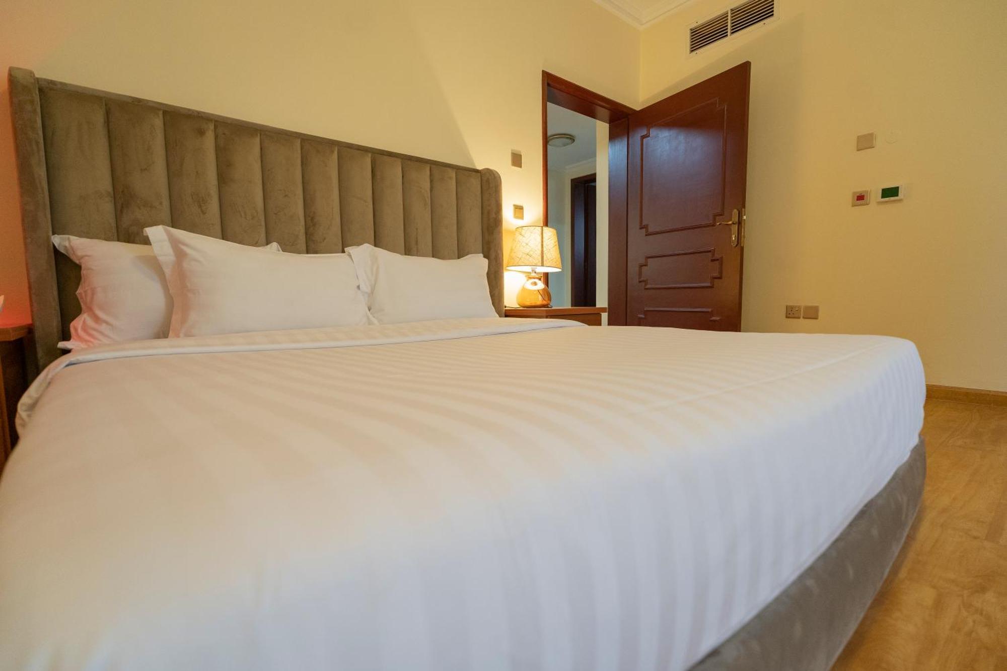 Majestic Hotel Manama Extérieur photo